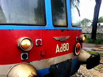tog, vogn, jern, rust, rød, transportform, land køretøj, transportmidler, dag, tekst, ingen mennesker, vestlige script, udendørs, tæt på, metal, meddelelse, bus, brandbil, stationær, natur, gammel, glas - materiale, offentlig transport, bil, 2K, CC0, offentligt domæne, royaltyfrie