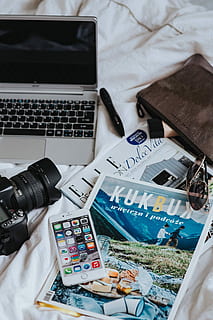 computadora portátil de plata, cámara, revistas, artículos, blanco, sabanas, plata, ordenador portátil, cama, hoja, tecnología, computadora, equipo, camara - equipo fotografico, negocio, tecnología inalámbrica, vista de alto ángulo, comunicación, conexión, dispositivo de información portátil, temas de fotografia, nadie, naturaleza muerta, mueble, mesa, adentro, teléfono inteligente, gran grupo de objetos, equipo fotográfico, creatividad, cámara digital, sucio, teclado, 5K, CC0, dominio público, libre de derechos