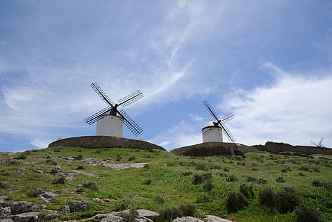 kvarn, väderkvarn, vind, himmel, vindturbin, miljövård, turbin, bränsle och kraftproduktion, miljö, vindkraft, förnybar energi, alternativ energi, moln - himmel, landskap, växt, arkitektur, inget folk, natur, gräs, landsbygden scen, landa, traditionell väderkvarn, byggd struktur, utomhus, 4K, CC0, offentligt domän, royaltyfria