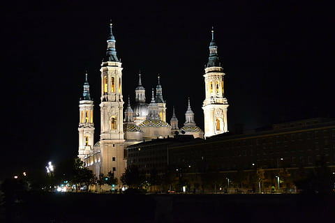 butée, Torres, Saragosse, extérieur du bâtiment, architecture, structure construite, nuit, croyance, religion, lieu de culte, spiritualité, Destinations de voyage, bâtiment, illuminé, tourisme, ville, Voyage, ciel, le passé, l'histoire, personne, grand - haut, en plein air, flèche, 1080P, CC0, domaine public, libre de droits