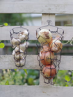 cipolle, aglio, filo, cestelli, nazione, rustico, fatto a mano, verdure, cibo, cesti, giorno, nessuno, concentrarsi sulle conoscenze acquisite, legno - materiale, arte e artigianato, avvicinamento, all'aperto, natura, metallo, pianta, creatività, sospeso, tavolo, rappresentazione, recinto, attrezzatura per l'illuminazione, ringhiera, barriera, confine, modello, 4K, CC0, dominio pubblico, privo di copyright