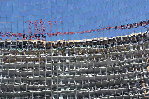 construcció, edifici, grua, reflexió, gratacels, arquitectura, indústria, negocis, construir, urbà, casa, estructura, ciutat, industrial, desenvolupament, projecte, modern, esport, cel, blau, cap gent, vista d’angle baix, xarxa - equipament esportiu, naturalesa, patró, dia, a l'aire lliure, estructura construïda, buit, estadi, llum solar, fons, cultura i entreteniment artístic, cel clar, exterior de l'edifici, absència, 5K, CC0, domini públic, lliure de regalies