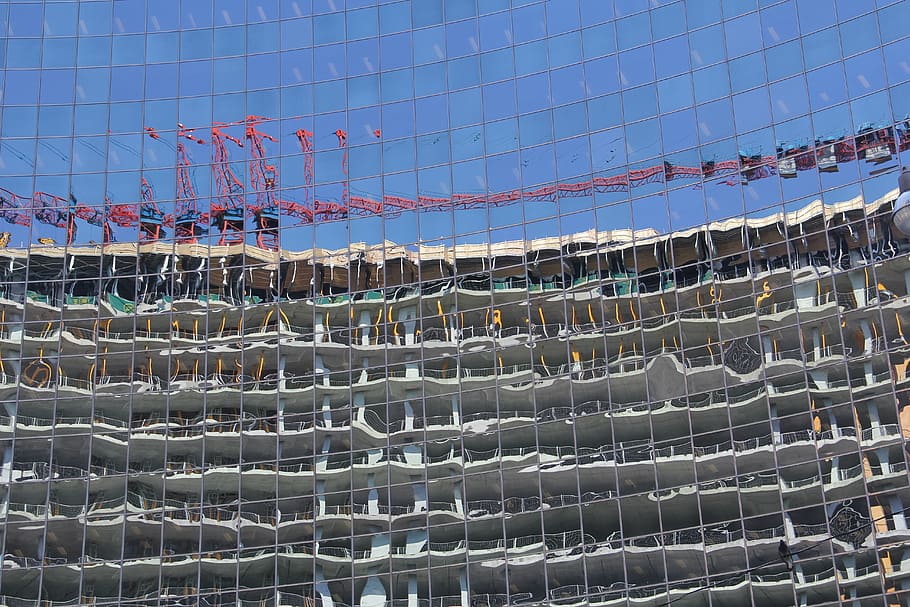 construcció, edifici, grua, reflexió, gratacels, arquitectura, indústria, negocis, construir, urbà, casa, estructura, ciutat, industrial, desenvolupament, projecte, modern, esport, cel, blau, cap gent, vista d’angle baix, xarxa - equipament esportiu, naturalesa, patró, dia, a l'aire lliure, estructura construïda, buit, estadi, llum solar, fons, cultura i entreteniment artístic, cel clar, exterior de l'edifici, absència, 5K