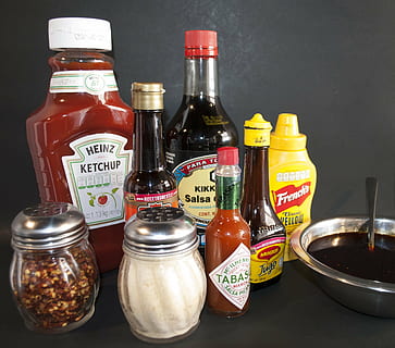 Pepe, condimenti, chile, contenitore, bottiglia, cibo e bevande, variazione, scelta, testo, natura morta, in casa, bere, cibo, nessuno, rinfresco, grande gruppo di oggetti, sceneggiatura occidentale, vaso, vetro - materiale, alcool, comunicazione, etichetta, preparativi, ordine, 2K, CC0, dominio pubblico, privo di copyright