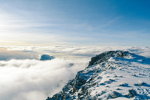 montanha, coberto, neve, mar, nuvens, aéreo, ver foto, montanhas, nuvem, céu, Rocha, Alto, nascer do sol, topo da montanha, pedregulho, pedra, pico, frio, branco, azul, caminhada, nuvem - céu, scenics - natureza, beleza na natureza, inverno, temperatura fria, cena tranquila, tranquilidade, cor branca, natureza, ninguém, meio Ambiente, cadeia de montanhas, idílico, cena não urbana, dia, montanha coberta de neve, ao ar livre, Pico da montanha, acima, 5K, CC0, domínio público, royalty free