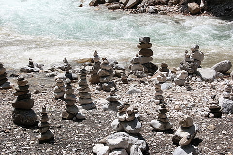 varde, stak, sten, stabilitet, rystende, vand, klippe, solid, dag, natur, høj vinkel visning, strand, hav, rock-objekt, ingen mennesker, jord, balance, sten - objekt, sollys, udendørs, ro, stor gruppe af objekter, bevægelse, rullesten, flydende vand, 5K, CC0, offentligt domæne, royaltyfrie