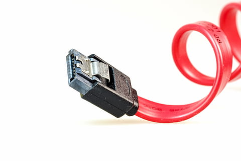 nero, rosso, cavo, computer, sata, s-ata, connessione, spina, pc, hardware, edp, elaborazione dati, linea, periphaerie, macro, esso, Accessori, datailaufnahme, sfondo bianco, girato in studio, tecnologia, cavo del computer, avvicinamento, ritagliare, attrezzatura, natura morta, comunicazione, cavo USB, presa di corrente, in casa, singolo oggetto, elettricità, nessuno, colore nero, rete di computer, metallo, componente elettrico, materiale elettrico, Alimentazione elettrica, 4K, CC0, dominio pubblico, privo di copyright