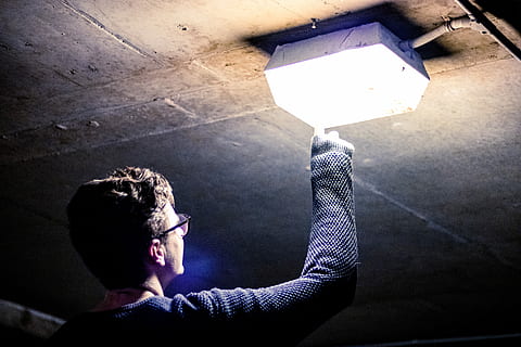 også selvom, lone, lys, stadig, stande, ud., mand, lave, elektrisk, komponent, mørk, nat, han-, garage, lager, belyse, en person, belyst, belysningsudstyr, indendørs, rigtige mennesker, voksen, bagfra, hovedskud, herrer, fritidsaktivitet, lys - naturligt fænomen, livsstil, portræt, glødende, elektrisk lys, sollys, sidder, elektrisk lampe, overvejelse, 5K, CC0, offentligt domæne, royaltyfrie