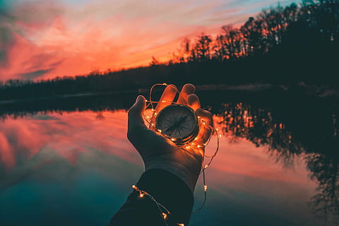 niedrig, Lichtfotografie, Person, halten, Kompass, Hand, Licht, dunkel, Natur, Bäume, Himmel, Wolken, Reflexion, Wasser, See, Sonnenuntergang, eine Person, draußen, menschliches Körperteil, Nahansicht, nur eine frau, Baum, orange Farbe, echte Menschen, menschliche Hand, wolke - himmel, Schönheit in der Natur, Lebensstile, Szenen - Natur, Freizeitbeschäftigung, Nicht-städtische Szene, Finger, 5K, CC0, gemeinfrei, lizenzfrei