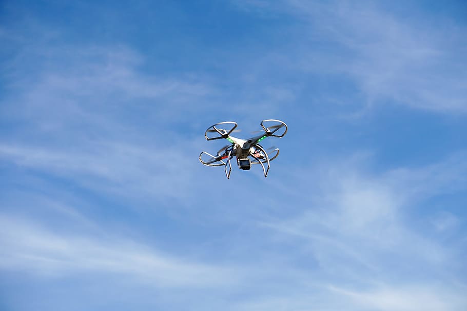 hvid, grå, drone, flyvende, Dji, fantom, quadrokopter, copter, Mark, landbrug, fawn, Søg, flyve, dom, legetøj, sjovt, højde, flyvningen, luft, i, majs, hvede, skyer, tusmørke, actioncam, action kamera, Foto, fotografering, video, propel, droner, tinker, hobbyfolk, fritid, hobby, model, model flyvemaskine, model legetøj, innovation, trend, lav vinkel visning, Midt i luften, himmel, sky - himmel, meddelelse, teknologi, natur, medieudstyr, trådløs teknologi, udendørs, fotografering temaer, dag, kamera - fotografisk udstyr, ingen mennesker, bevægelse, overvågning, transportform, forbindelse, filme, kameramand, 5K