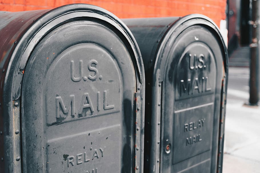 blisko, widok, dwa, szary, skrzynki pocztowe u.s., czarny, nas., skrzynki pocztowe, obiekt, ulica, skrzynka pocztowa, Poczta, my mail, zbliżenie, tekst, porozumiewanie się, żadnych ludzi, pismo zachodnie, numer, metal, architektura, dzień, skupić się na pierwszym planie, znak, Miasto, na dworze, z rzędu, Zamknięte, transport, list, wejście, czarny kolor, biznes, w kolorze srebrnym, 4K
