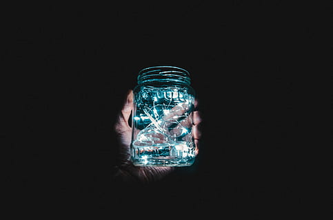 persona, detenzione, chiaro, barattolo di vetro, vaso, lampadina, luce della stringa, mano, barattolo di muratore, avvicinamento, dettaglio, buio, nero, blu, casa leggera, accendino, fulmine, luce, girato in studio, sfondo nero, in casa, tecnologia, copia spazio, parte del corpo umano, una persona, comunicazione, tecnologia wireless, mano umana, connessione, trasparente, composito digitale, illuminato, schermo, combustibile e produzione di energia, Internet, creatività, 4K, CC0, dominio pubblico, privo di copyright
