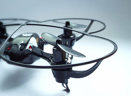 fotografia de tret macro, negre, quadcopter, fons de pantalla, fons, drone, volar, detall, joguina, volant, diversió, tecnologia, comunicació, tir de l'estudi, primer pla, cap gent, salut i medicina, connexió, estetoscopi, equip mèdic, blau, a l'interior, cable, enfocament selectiu, centrar-se en primer pla, subministraments mèdics, sol objecte, electricitat, instrument mèdic, seguretat, color negre, Font d'alimentació, 4K, CC0, domini públic, lliure de regalies