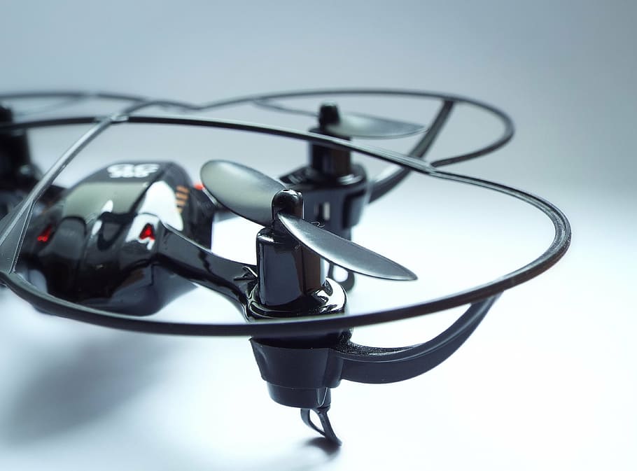 fotografia de tret macro, negre, quadcopter, fons de pantalla, fons, drone, volar, detall, joguina, volant, diversió, tecnologia, comunicació, tir de l'estudi, primer pla, cap gent, salut i medicina, connexió, estetoscopi, equip mèdic, blau, a l'interior, cable, enfocament selectiu, centrar-se en primer pla, subministraments mèdics, sol objecte, electricitat, instrument mèdic, seguretat, color negre, Font d'alimentació, 4K