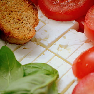 feta, tomat, basilikum, brød, spise, mad, italiensk, skære, forberedelse, spiselige, mad og drikke, friskhed, indendørs, sund kost, grøntsag, velvære, frugt, høj vinkel visning, tæt på, stilleben, rød, ingen mennesker, selektiv fokusering, klar til at spise, skive, overbærenhed, plade, snack, fristelse, 2K, CC0, offentligt domæne, royaltyfrie