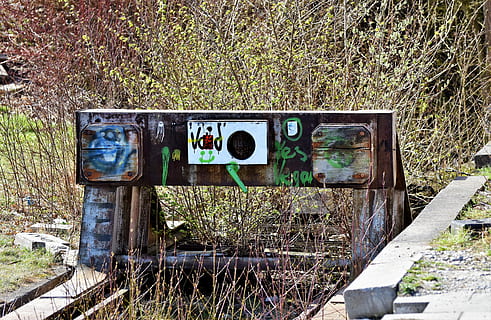 braun, Barriere, neben, Beton, Post, Prellbock, Bremspuffer stoppen, verlorene Orte, verlassenen Bahnhof, Bahnhof, Geisterstation, verlassen, zugrunde richten, verfallen, verlorener Platz, zerfallen, alt, gebrochen, Eisenbahn, Stumpfbahn, Abstellgleis, schien, Pufferwehr, Puffer, Track-Fertigstellung, historisch, Plattform, verwittert, zerstört, Taschenbahn, Spur, Ende der Strecke, Nostalgie, Zug, Pflanze, keine Leute, obsolet, Land, Feld, Technologie, Tag, Natur, beschädigt, Gras, heruntergewirtschaftet, Kommunikation, draußen, rostig, Ablehnen, Verschlechterung, Telefon, 5K, CC0, gemeinfrei, lizenzfrei