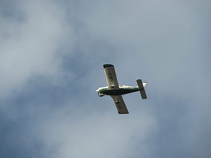 fly, himmel, lille, skyer, blå, luftfart, lav vinkel visning, sky - himmel, ingen mennesker, transportform, på farten, flyvende, transportmidler, dag, natur, luftfartøj, Midt i luften, udendørs, bevægelse, kampfly, militær, rejse, kopiere plads, luftfartsindustrien, kunstflyvning, 4K, CC0, offentligt domæne, royaltyfrie