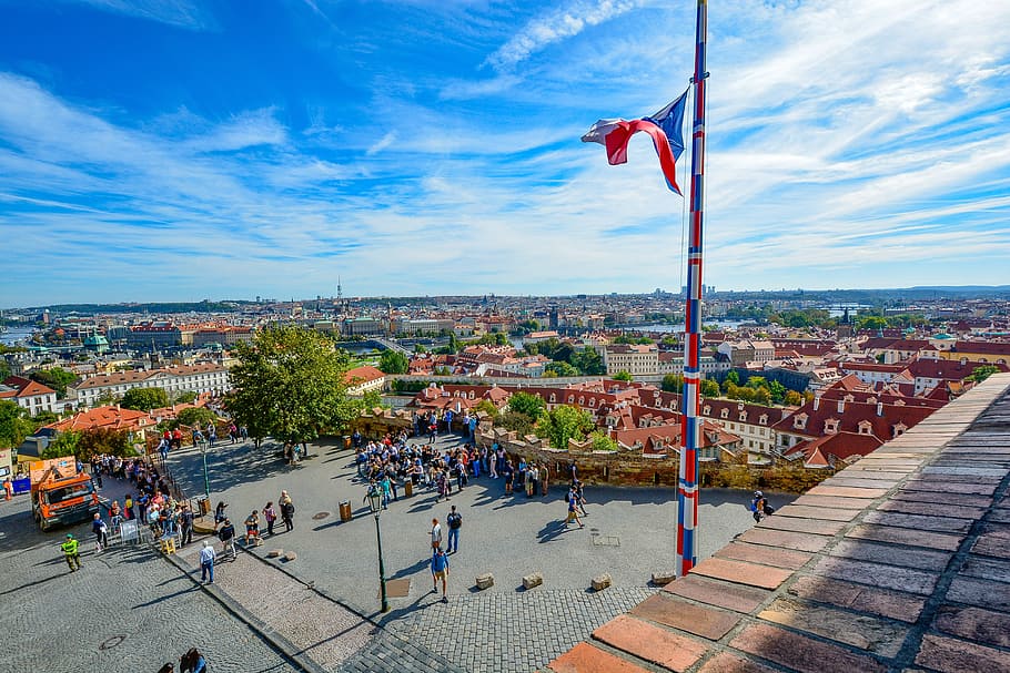 skupina, lidé, vlajka, Praha, Pohled, hrad, nebe, čeština, republika, panoráma města, stožár, cestovat, cestovní ruch, Dovolená, slunný, den, letní, sightsee, architektura, exteriér budovy, stavba, patriotismus, dav, vysoký úhel pohledu, Příroda, město, velká skupina lidí, skupina lidí, skutečných lidí, mrak - nebe, budova, životní prostředí, slunečního světla, venku, 4K