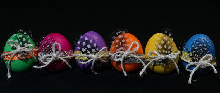 sechs, mehrfarbig, Ei Schmuckstück, Ostern, Ei, bunte Eier, Ostereier, bunt, Frohe Ostern, farbig, gefärbte Eier, Farbe, gefärbte Ostereier, schließen, modern, verziert, Ornamente, Licht, Beleuchtung, hell, glänzend, Frühling, schwarzer Hintergrund, Studioaufnahme, Lebensmittel, gesundes Essen, Essen und Trinken, drinnen, Wohlbefinden, Gemüse, Variation, in einer Reihe, keine Leute, Frische, Wahl, Obst, Panorama-, Gruppe von Objekten, Auftrag, Meer, kleine Gruppe von Objekten, 5K, CC0, gemeinfrei, lizenzfrei
