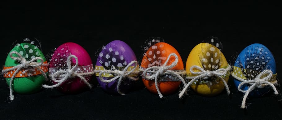 sei, multicolore, gingillo di uova, Pasqua, uovo, uova colorate, uova di Pasqua, colorato, buona Pasqua, colore, uova di Pasqua tinte, vicino, moderno, decorato, ornamenti, luce, illuminazione, luminosa, brillante, primavera, sfondo nero, girato in studio, cibo, mangiare sano, cibo e bevande, in casa, benessere, verdura, variazione, di fila, nessuno, freschezza, scelta, frutta, panoramico, gruppo di oggetti, ordine, mare, piccolo gruppo di oggetti, 5K