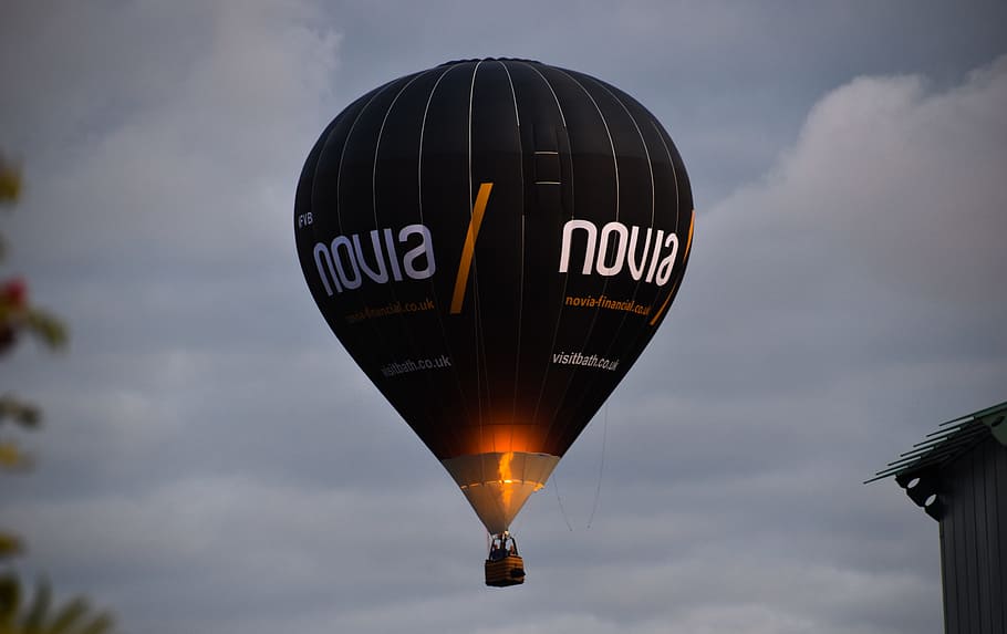 globus, novia, cel, flotar, aire, diversió, oci, parc, a l'aire lliure, dia, volar, volant, foc, cistella, bristol, estiu, primavera, sol, núvol - cel, transport, vehicle aeri, naturalesa, text, viatjar, guió occidental, manera de transport, globus d'aire calent, arquitectura, comunicació, cap gent, equips d’il·luminació, vespre, destinacions de viatge, estructura construïda, vista d’angle baix, 5K