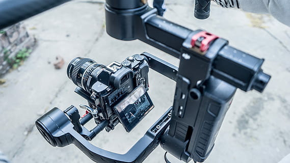 svart, dslr kamera, holder, stabilisator, kamera rigg, kamera, videokamera, jevn kamera, linse, film, video produksjon, nærbilde, video utstyr, kamera utstyr, kamerautstyr, sony, filming, gjenstand, teknologi, kamera - fotografisk utstyr, fotografering temaer, fotografisk utstyr, digitalkamera, objektiv - øye, utstyr, Film industri, objektiv - optisk instrument, hjemme videokamera, kunstkultur og underholdning, industri, ingen folk, studio, kommunikasjon, aktivitet, utdanning, video, 5K, CC0, offentlig domene, opphavsrett gratis