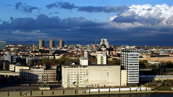 mannheim, núvols de tempesta, núvols, atmosfera, núvols foscos, ple d'energia, humor, cel fosc, paisatge urbà, horitzó urbà, arquitectura, lloc famós, escena urbana, ciutat, europa, exterior de l'edifici, estructura construïda, edifici, cel, núvol - cel, barri residencial, ple de gent, dia, naturalesa, multitud, a l'aire lliure, vista d’angle alt, llum solar, comunitat, exterior d’edifici d’oficines, destinacions de viatge, gratacels, apartament, assentament, 4K, CC0, domini públic, lliure de regalies