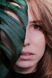 kvinde ansigt, bag, grøn, swiss ost plante, kvindes ansigt, blad, øje, ansigt, kvinde, hovedskud, portræt, en person, tæt på, kigger på kameraet, ung voksen, livsstil, forfra, menneskeligt ansigt, unge kvinder, grøn farve, menneskelig kropsdel, plante del, rigtige mennesker, Kvinder, kropsdel, voksen, frisure, teenager, smuk kvinde, 5K, CC0, offentligt domæne, royaltyfrie
