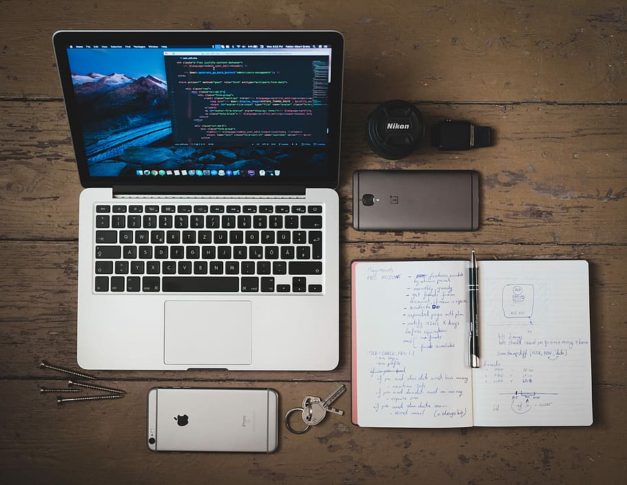 stříbrná macbook, otočil, macbook, smartphony, notebooky, práce, počítač, telefon, rezervovat, plán, technologie, bezdrátové technologie, spojení, stůl, sdělení, laptop, přenosné informační zařízení, dřevo - materiál, uvnitř, nikdo, obrazovka, hudba, podnikání, počítačové vybavení, chytrý telefon, počítačová klávesnice, pero, papír, přímo nad, klávesnice, 4K