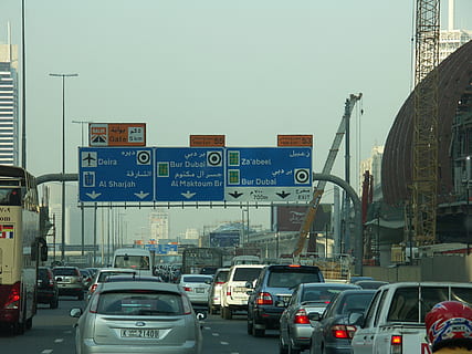 provoz, Dubaj, Spojené arabské emiráty, u a e, džem, dopravní značka, auta, vozidel, auto, motorové vozidlo, přeprava, město, architektura, způsob dopravy, ulice, pozemního vozidla, podepsat, stavba, exteriér budovy, nebe, městský život, silnice, cestovat, sdělení, dopravní zácpa, venku, nikdo, panoráma města, 2K, CC0, veřejná doména, bez autorských práv