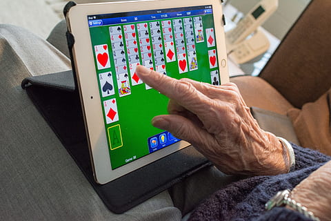 persoană, joc, Solitaire, alb, iPad, calculator, tehnologie, laptop, oameni, adult, mână, femeie, în interior, uman, mâini, vârstnic, încredere în sine, singurătate, werkhanden, trăit, femeie in varsta, bunăstare, in varsta, vechi, bunicuţă, seniori, pensiune, persoana batrana, vulnerabil, îngrijire, modern, deget, comunicare, Internet, atingere, desemna, ecran, beţivan, Electronică, punct, dispozitiv, informație, comprimat, umană, partea corpului uman, o persoana, adult senior, conexiune, matur adult, ecran tactil, bărbați, masculi, finanţa, a închide, tehnologia fără fir, emoționant, membrul uman, 5K, CC0, domeniu public, fără drepturi de autor