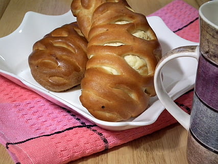 pane, cottura al forno, rotolo, panini, prima colazione, incolla i prodotti, confetteria, dolce, cibo, nutrizione, aperitivo, forno, infornare, focaccina, biscotti, delizioso, fragrante, fiocchi di latte, cucina, piatto, ciambella, torta di cagliata, tvorožnik, freschezza, tavolo, tazza, legno - materiale, cibo e bevande, pronto a mangiare, natura morta, in casa, vista dall'alto, nessuno, avvicinamento, porzioni, al forno, utensile da cucina, indulgenza, cucchiaio, tovagliolo, cibo dolce, tentazione, vassoio, spuntino, 1080P, CC0, dominio pubblico, privo di copyright