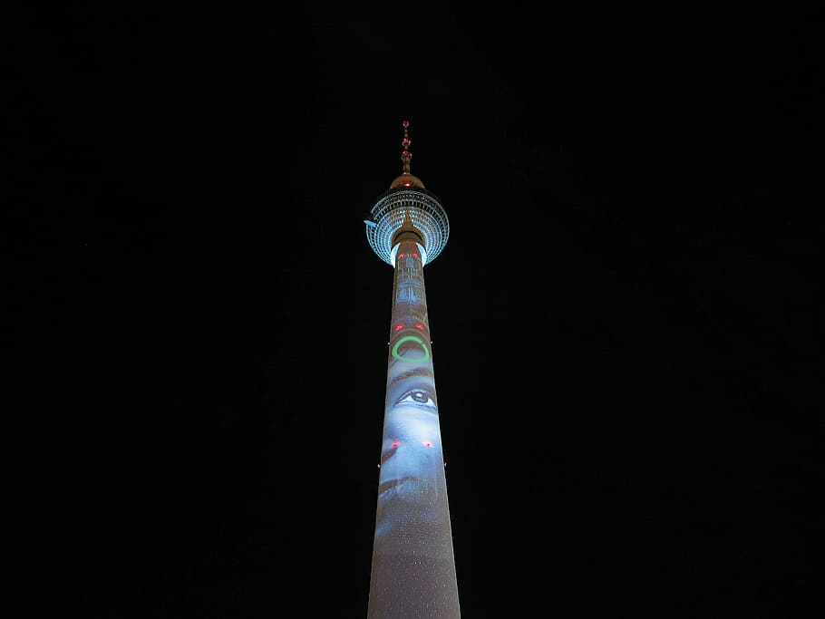 teletower di Berlino, bianca, grigio, Torre, guidato, luci, colonna, riflessione, notte, sfondo nero, nessuno, architettura, copia spazio, natura, avvicinamento, esterno dell'edificio, girato in studio, struttura costruita, viaggio, orologio, singolo oggetto, destinazioni di viaggio, all'aperto, ritagliare, città, aggressione, guglia, 2K