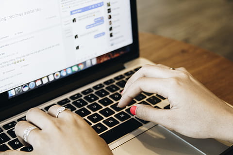 midsection, man, werkend, bedrijf, handel, computer, gegevens, bureau, tonen, document, opleiding, handen, binnenshuis, internet, toetsenbord, laptop, macbook, kantoor, mensen, persoon, scherm, technologie, typen, webontwerp, werk, werkruimte, menselijke hand, hand-, menselijk lichaamsdeel, een persoon, communicatie, volwassen, Draadloze technologie, verbinding, computerapparatuur, laptop gebruiken, detailopname, hoge hoekmening, 5K, CC0, publiek domein, royaltyvrij