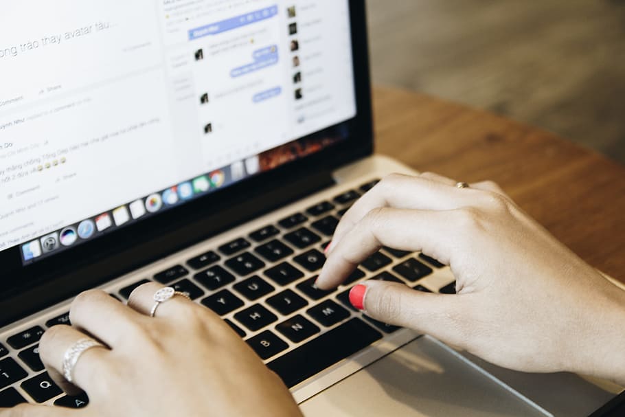 midsection, mand, arbejder, forretning, handel, computer, data, skrivebord, Skærm, dokument, uddannelse, hænder, indendørs, internet, tastatur, bærbar, macbook, kontor, mennesker, person, teknologi, maskinskrivning, webdesign, arbejde, arbejdsområde, menneskelig hånd, hånd, menneskelig kropsdel, en person, meddelelse, voksen, trådløs teknologi, forbindelse, computerudstyr, bruger bærbar computer, tæt på, høj vinkel visning, 5K