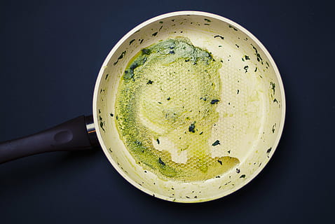 rundă, alb, fonta din fonta, negru, suprafaţă, bej, prăjire, tigaie, bucătărie, gătire, bucătar-șef, alimente, bucate, mancare si bautura, Culoarea verde, sănătate și medicină, băutură, nici o persoana, prospeţime, studio shot, mâncat sănătos, a închide, bunăstare, direct deasupra, în interior, stil de viata sanatos, ustensile de bucatarie, Fundal negru, masă, gata să mănânce, echipamente de uz casnic, vegetal, vedere în unghi mare, fruct, mancare vegetariana, 4K, CC0, domeniu public, fără drepturi de autor