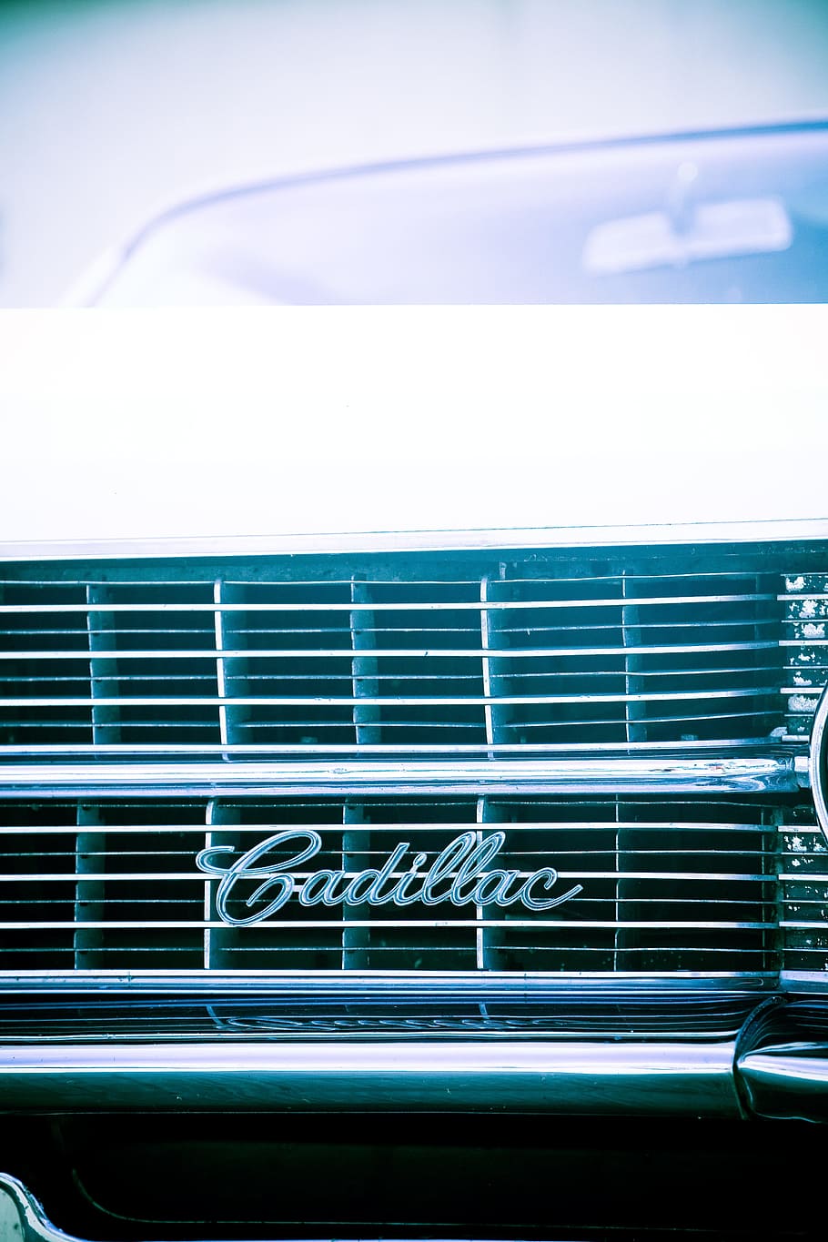 cadillac, oldtimer, auto, klassisk, lamper, v8, krom, gitter, årgang, retro, køretøj, hætte, frontdækslet er, spejl, meddelelse, tekst, transportmidler, ingen mennesker, dag, udendørs, vestlige script, land køretøj, transportform, blå, motor køretøj, bil, skilt, belysningsudstyr, tæt på, vindue, Information, arkitektur, gennemsigtig, teknologi, 4K