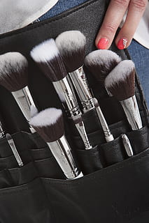 osoba, dojemný, případ, make-up štětce, štětce, sada kartáčů, makeup, kosmetický, umělec, kosmetický výrobek, móda, štětec na makeup, krása, detail, zboží, pozadí, lidské ruky, část lidského těla, ruka, výběr, žen, uvnitř, variace, lak na nehty, nehet, jedna osoba, část těla, skutečných lidí, vysoký úhel pohledu, velká skupina objektů, prst, manikúra, péče o tělo a krása, 4K, CC0, veřejná doména, bez autorských práv