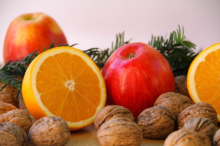 geschnitten, Orange, neben, Apfelfrucht, Nüsse, Apfel, Advent, Weihnachten, rot, köstlich, gesund, Essen, Nussbaum, Obst, Weihnachtszeit, Vitamine, Süss, Winter, Vitamin C, Herbst, Lebensmittel, Essen und Trinken, gesundes Essen, Wohlbefinden, Frische, Variation, Studioaufnahme, keine Leute, Wahl, Stillleben, drinnen, Nahansicht, orange Farbe, Apfel - Frucht, Gruppe von Objekten, Gemüse, Scheibe, Zitrusfrucht, 4K
