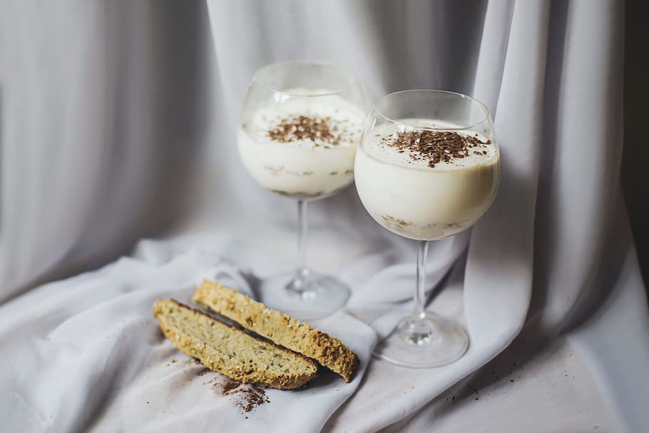 to, klar, langstilkede, drikkeglas, skiveskåret, brød, bagning, chokolade, klæde, fløde, cremet, kop, lækker, dessert, drikke, Epicure, mad, overbærenhed, mælk, skive, sukker, sød, smag, hvid, vinglas, mad og drikke, glas, forfriskning, friskhed, indendørs, sødt mad, ingen mennesker, husholdningsudstyr, mejeriprodukt, kaffe, kaffe - drikke, sund kost, bagt, måltid, morgenmad, fristelse, porcelæn, 5K