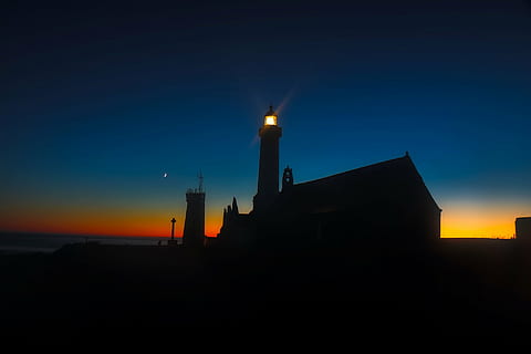 sagoma del faro, Francia, luce, faro, struttura, architettura, tramonto, crepuscolo, stelle, cielo, notte, sera, splendore, sagome, mare, oceano, acqua, hdr, illuminato, esterno dell'edificio, silhouette, Torre, struttura costruita, nessuno, costruzione, Inquadratura dal basso, guida, natura, copia spazio, all'aperto, blu, destinazioni di viaggio, buio, 1080P, CC0, dominio pubblico, privo di copyright