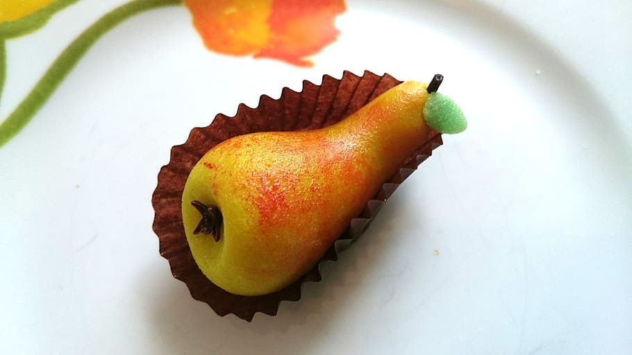 massapà, dolç, pero, menjar, fruita, frescor, menjar i beguda, a l'interior, alimentació saludable, primer pla, natura morta, benestar, cap gent, placa, taula, vista d’angle alt, falta de mossegada, tall, color taronja, llavor, llest per menjar, sol objecte, 2K