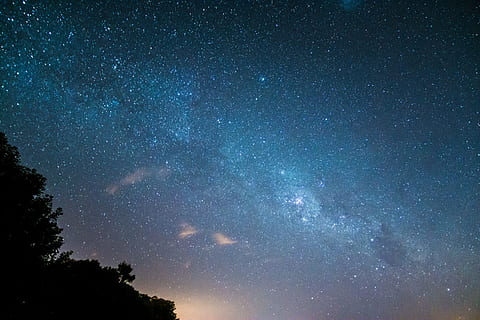 astronomi, himmel, ydre rum, måne, panoramisk, via lactea, nattehimmel, nat, plads, stjerne - rum, skønhed i naturen, galakse, træ, Mælkevejen, scenics - natur, lav vinkel visning, natur, ro, ingen mennesker, plante, rolig scene, idyllisk, stjerne, stjerne felt, blå, udendørs, 5K, CC0, offentligt domæne, royaltyfrie