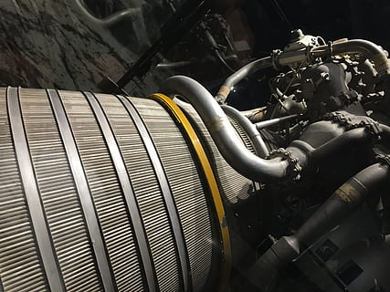gris, acero, industrial, equipo, motor, cohete, espacio, ciencia, tecnología, astronave, lanzamiento de cohete, metal, industria, coche, adentro, Equipo de fabricación, nadie, imprenta, fábrica, maquinaria, de cerca, naturaleza muerta, parte de maquina, complejidad, tubo - tubo, gran grupo de objetos, conexión, vista de alto ángulo, día, equipo industrial, 2K, CC0, dominio público, libre de derechos