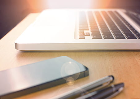 Macbook Pro, Hintergrund, verwischen, hell, Nahansicht, Kommunikation, Computer, Konzept, zeitgemäß, Schreibtisch, Anzeige, Ausrüstung, drinnen, Internet, Job, Tastatur, Laptop, Handy, Mobiltelefon, modern, Besetzung, Büro, Stifte, Telefon, Zimmer, Smartphone, Tabelle, Technologie, Holz, hölzern, Arbeit, Arbeitsplatz, kabellose Technologie, Verbindung, Möbel, keine Leute, Computer Tastatur, Sonnenlicht, selektiver Fokus, Linseneffekt, Computerausrüstung, Portabilität, 4K, CC0, gemeinfrei, lizenzfrei