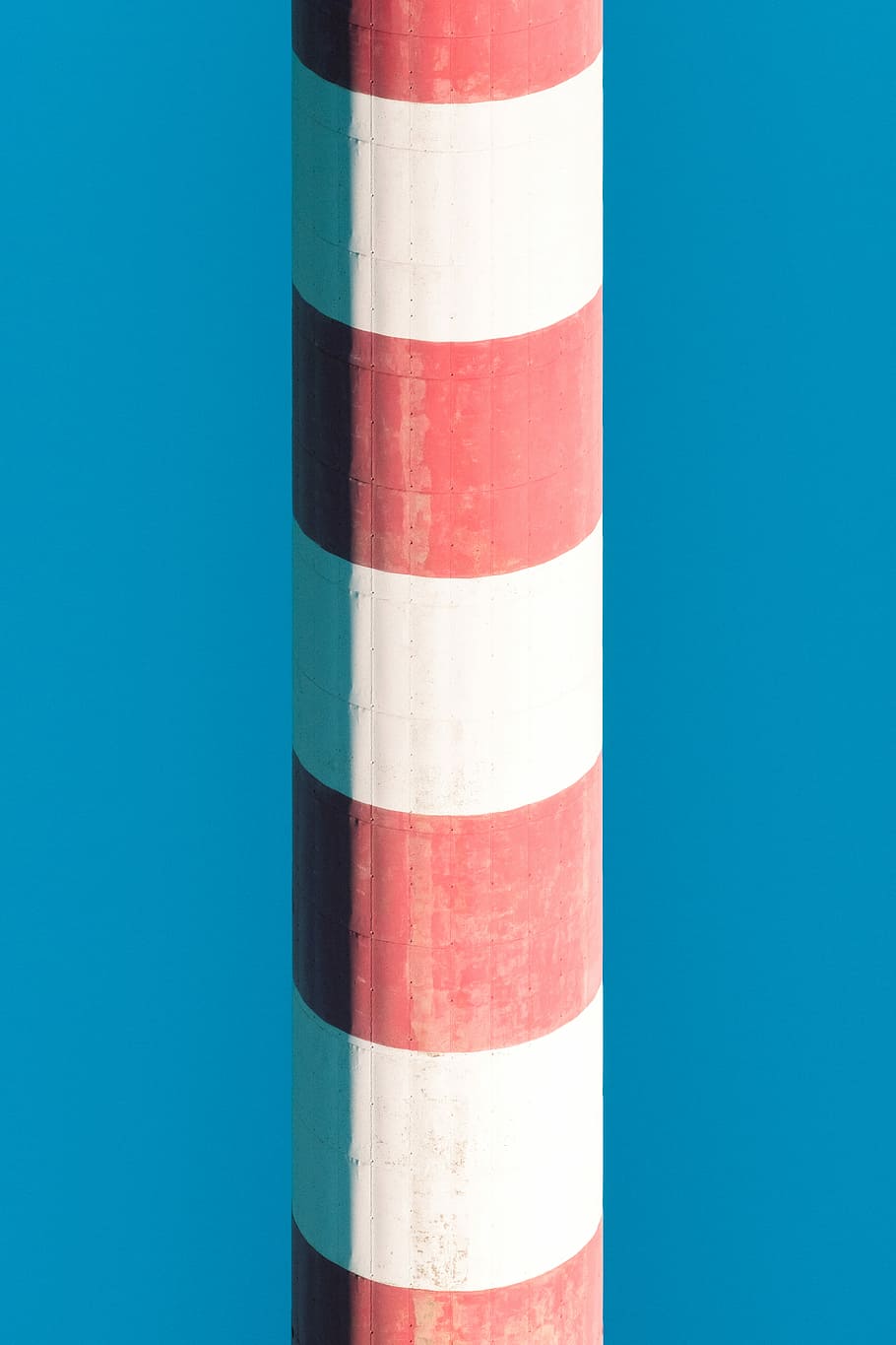 hvid, rød, stribet, søjle, blå, baggrund, stolpe, himmel, tårn, stribe, fyrtårn, beton, linje, form, lige, abstrakt kunst, abstraktion, cylinder, geometri, ingen mennesker, hvid farve, dag, skyfri himmel, pol, natur, industri, metal, mønster, tæt på, kopiere plads, udendørs, arkitektur, teknologi, meddelelse, lav vinkel visning, arkitektoniske kolonne, blå baggrund, 4K