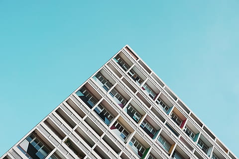 fotografia ad alto angolo, Marrone, calcestruzzo, costruzione, blu, cielo, architettura, infrastruttura, struttura, istituzione, Hotel, appartamento, terrazza, finestre, bicchiere, esterno dell'edificio, cielo sereno, struttura costruita, all'aperto, Inquadratura dal basso, estate, giorno, nessuno, città, copia spazio, finestra, natura, moderno, quartiere residenziale, alto - alto, modello, grattacielo, 5K, CC0, dominio pubblico, privo di copyright