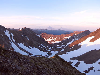 muntanyes, volcà, escalada, alçada, rangs, espai obert, tarda, posta de sol, estiu, neu, sneznik, paisatge, naturalesa, viatge, pic solitari, silenci, pedres, Kamchatka, els arbustos, àlid, olgac, cel, bellesa a la natura, escenics - natura, escena tranquil·la, muntanya, tranquil·litat, Serra, escena no urbana, medi ambient, idíl·lic, remot, núvol - cel, rock, temperatura de fred, cap gent, aigua, cim de muntanya, formació, muntanya nevada, 1080P, CC0, domini públic, lliure de regalies