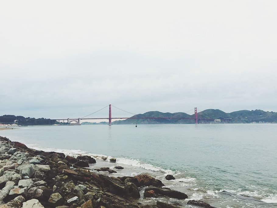 daurat, pont de porta, pont Golden Gate, san francisco, mar, San Francisco County, lloc famós, pont - estructura feta per l'home, Pont en suspensió, Califòrnia, arquitectura, aigua, transport, san francisco - califòrnia, línia de costa, cel, a l'aire lliure, dia, tranquil·litat, pont, connexió, estructura construïda, naturalesa, rock, cap gent, sòlid, rock - object, destinacions de viatge, escenics - natura, bellesa a la natura, badia, 2K