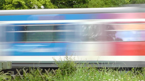 Zug, Geschwindigkeit, Express Zug, Farbe, Eisenbahn, Schiene, Landschaft, Ausfahrt, Bewegung, Bewegungsunschärfe, Transport, Transportmittel, Zug - Fahrzeug, Schienenverkehr, öffentliche Verkehrsmittel, Gras, Pflanze, unterwegs, Reise, Landfahrzeug, keine Leute, draußen, Bahngleis, Tag, Spur, Blau, Verlassen, Eisenbahnwagen, 2K, CC0, gemeinfrei, lizenzfrei